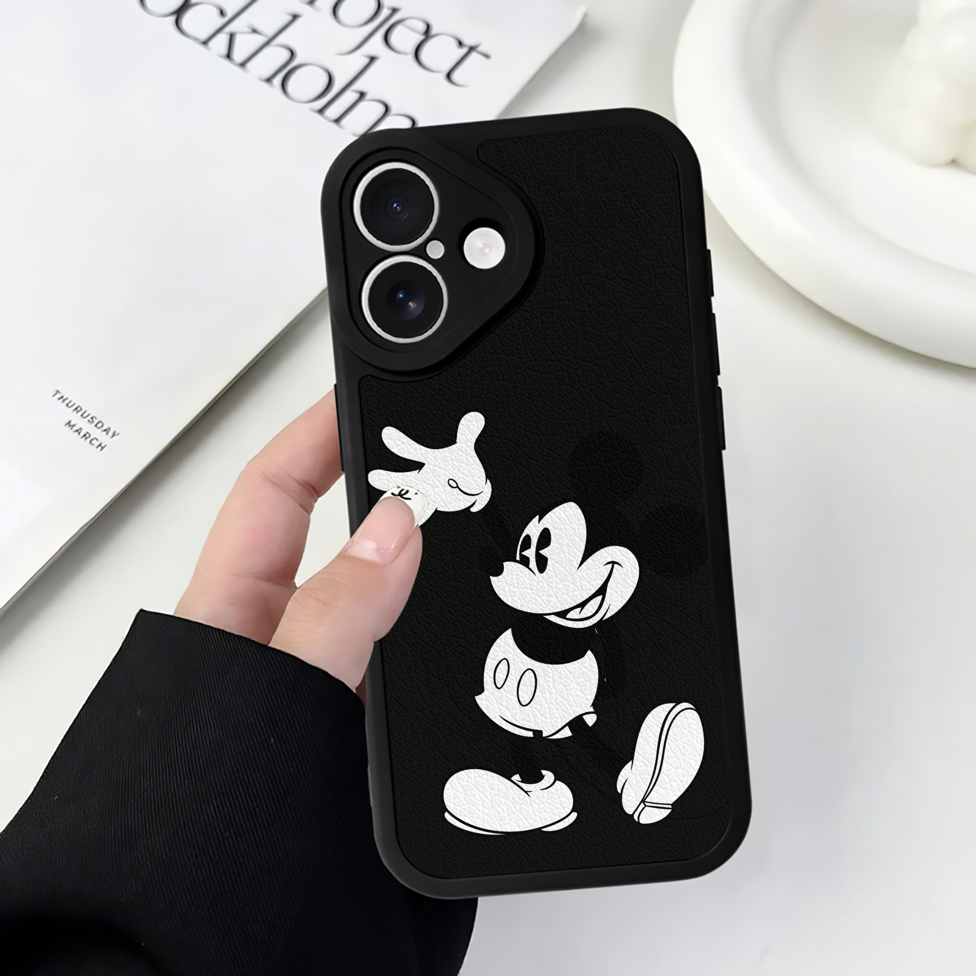（画像用） ミッキーマウス Mickey Mouse 【iPhone 16シリーズ対応】シリコンスマホケース（レザー調） 材質：シリコン